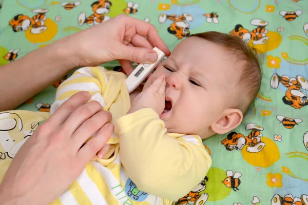 La Medición de la temperatura al bebé enfermo que llora los electrones — Foto de Stock
