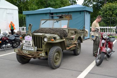 Peterhof, Rusya - 26 Temmuz 2015: The Willys Mb araba (Willis) maliyeti bir sokak Sergisi