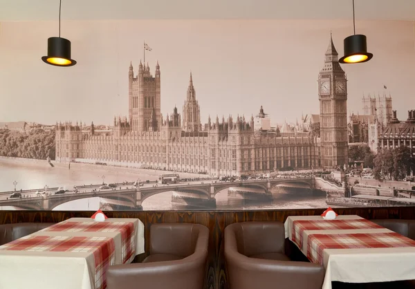 Fragmento de um interior de café moderno com a foto do palácio de Westminster em uma parede — Fotografia de Stock