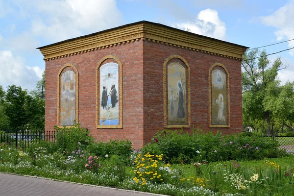 Umspannwerk auf dem Territorium der Kathedrale des Heiligen Pyotr und der Pflastersteine. peterhof — Stockfoto