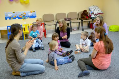 Kaliningrad, Rusya - 17 Nisan 2014: Ortak oyunu çocuk anne Studio geliştirme yaratıcı ile