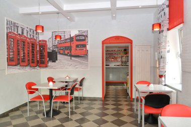 Modern café kırmızı ve hafif tonlarda iç. Stilizasyon Londra manzara altında