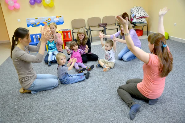 KALININGRAD, RUSSIE - 17 AVRIL 2014 : Jeu conjoint d'enfants avec des parents en studio de développement créatif — Photo