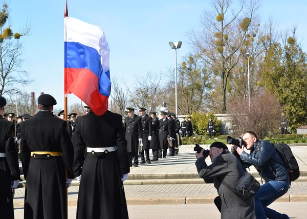 KALININGRAD, RUSSIA - APRIL 09, 2015: Men photograph I mark group of marines on celebration of the 70 anniversary of storm of Konigsberg — Stock Photo, Image