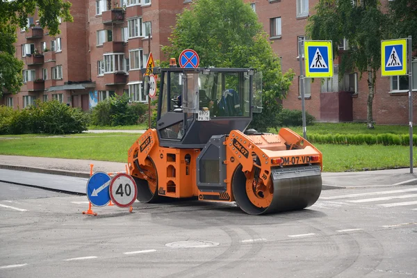 PETERHOF, RUSSIA - 24 LUGLIO 2015: La pista di pattinaggio su strada funziona a — Foto Stock