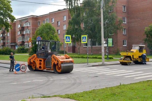 PETERHOF, RUSIA - 24 DE JULIO DE 205: Las pistas de patinaje de carretera trabajan en la puesta de asfalto — Foto de Stock