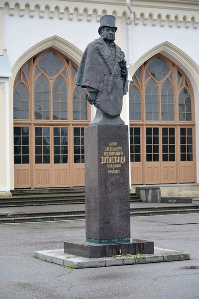 Monumento al barón Alexander Lyudvigovich Shtiglits antes de la estación de tren de la estación de Nueva Peterhof —  Fotos de Stock