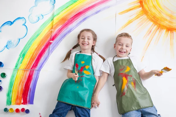 Kids painting rainbow — Stock Photo, Image