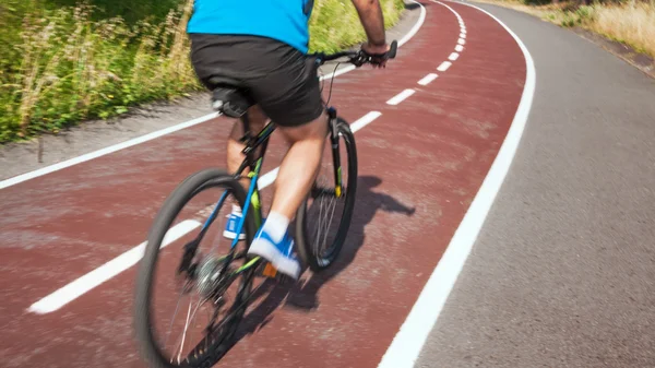 Cyklist i rörelse — Stockfoto