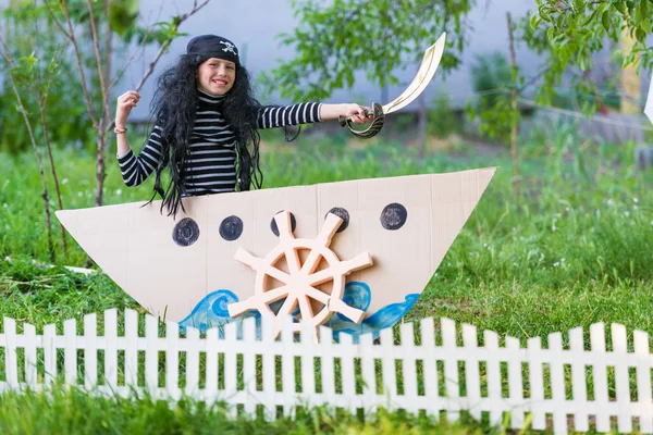 Kid playing pirates at backyard — Stock Photo, Image