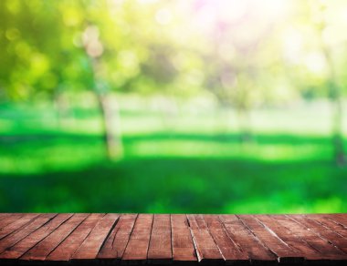 ahşap zemin ve çim