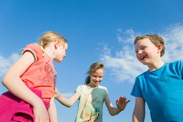 Enfants jouent à l'extérieur — Photo