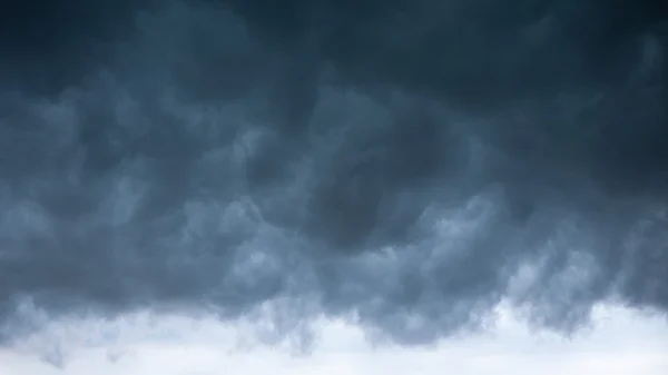 Temné bouřlivé mraky — Stock fotografie