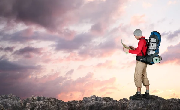 Adam dağlarda hiking — Stok fotoğraf