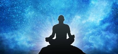 Yoga meditasyonu, açık havada pratik yapan bir adamın silueti. 