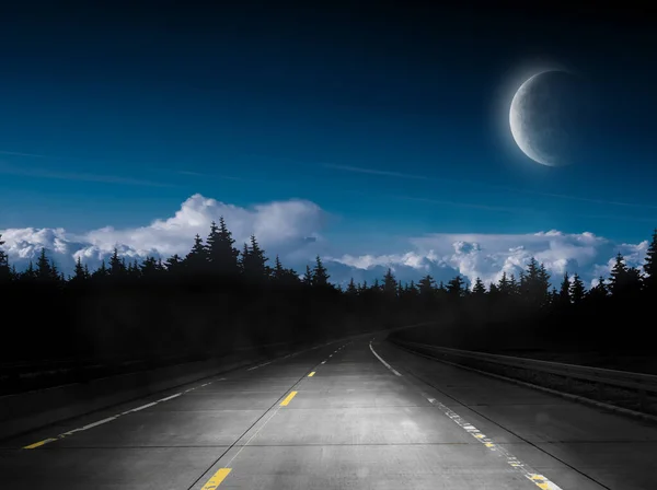Ciemna Nocna Droga Przez Las Niebo Księżycem — Zdjęcie stockowe