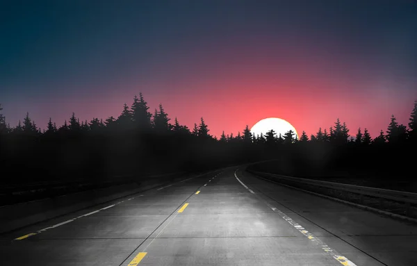Ciemna Nocna Droga Przez Las Niebo Czerwonym Księżycem — Zdjęcie stockowe