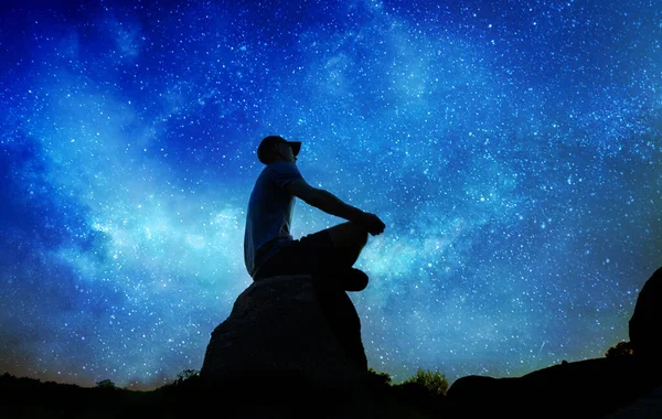 Silueta Del Hombre Sentado Practicando Aire Libre Persona Hace Meditación —  Fotos de Stock