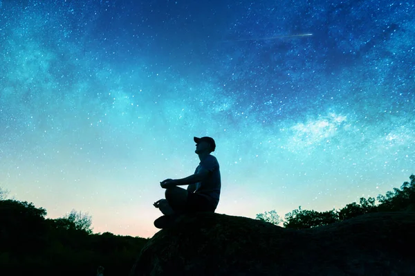 Silhueta Homem Praticando Livre Pessoa Faz Meditação Ioga — Fotografia de Stock