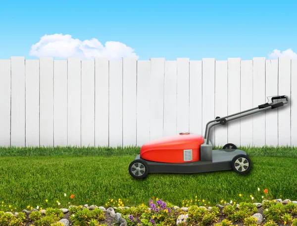 ช่างตัดหญ้าในสวนหลังบ้าน — ภาพถ่ายสต็อก