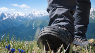 adam dağlarda hiking