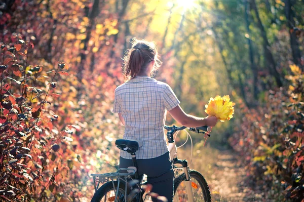 Chica en bosque de otoño — Foto de Stock