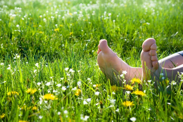 Pés descalços na grama primavera — Fotografia de Stock