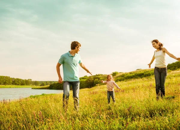 Glückliche Familie, die Spaß im Freien hat — Stockfoto