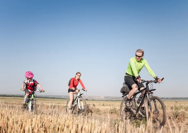 Familjen cykling utomhus — Stockfoto
