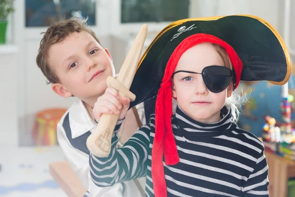 Kinderen spelen pirates — Stockfoto