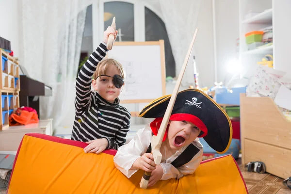 Kinderen spelen pirates — Stockfoto