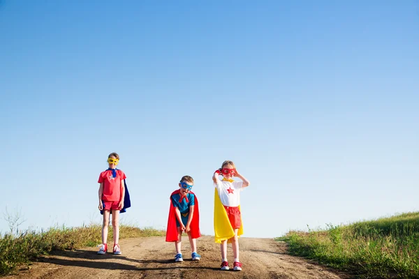 Bambini che si comportano come un supereroe — Foto Stock