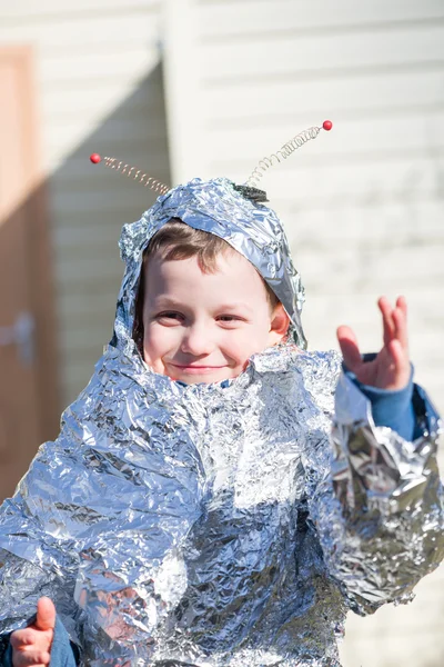 Pojke spelar robot — Stockfoto