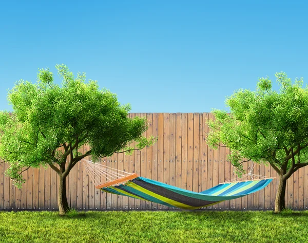 Arka bahçesinde hamak üzerinde rahatlatıcı — Stok fotoğraf