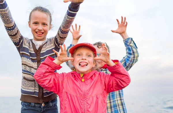 Bambini che giocano fuori — Foto Stock