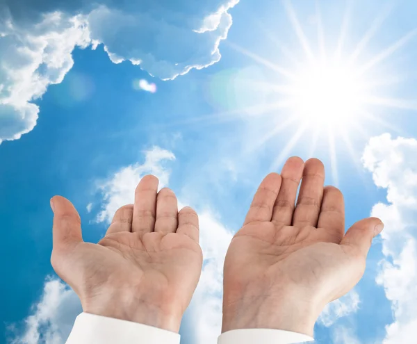 Hands reaching for the sky — Stock Photo, Image