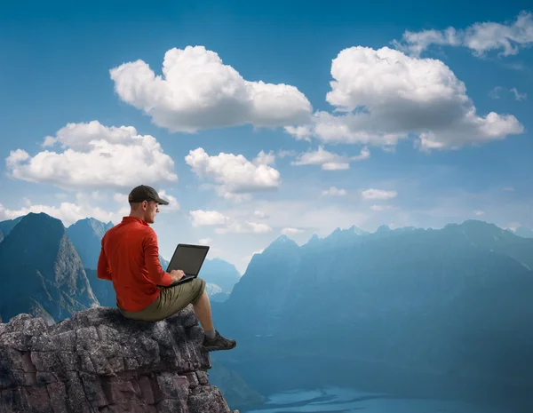 Man aan het werk buitenshuis — Stockfoto