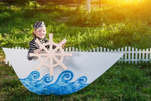 Малюк грає пірат — стокове фото