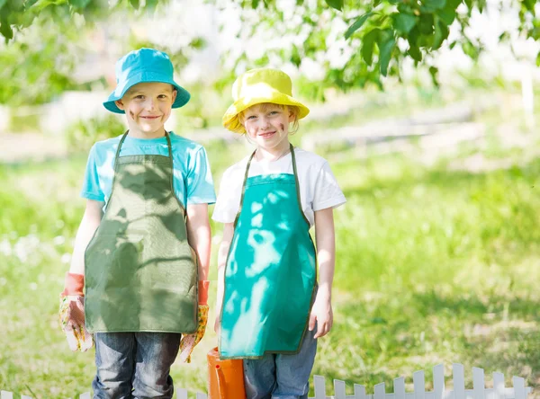 Children gardening and watering — Stock Photo, Image