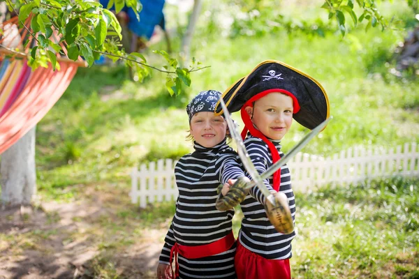 Children play outdoors — Stock Photo, Image