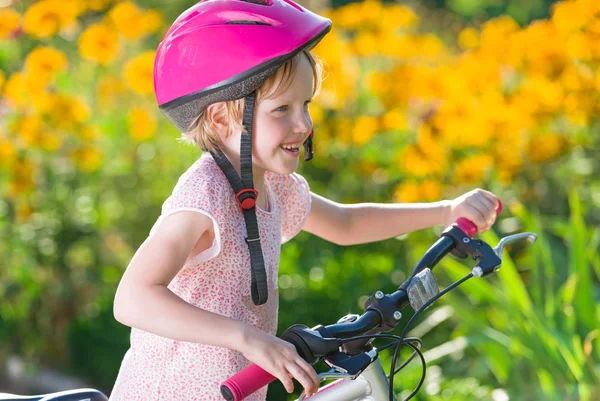 Barn med cykel — Stockfoto