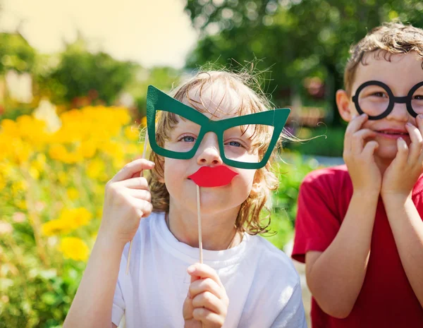 Enfants jouent à l'extérieur — Photo