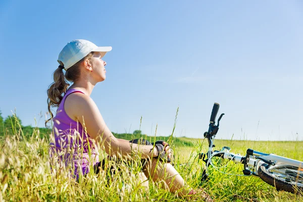 Vrouw fietsen platteland in de zomer — Stockfoto