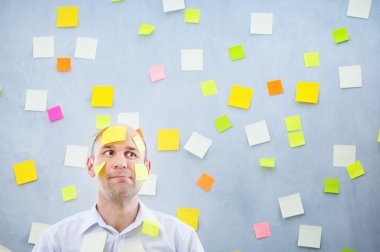 işadamı yapışkan hatırlatma notları ile boğulmuş