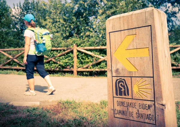 Kvinnan promenader Camino de Santiago — Stockfoto