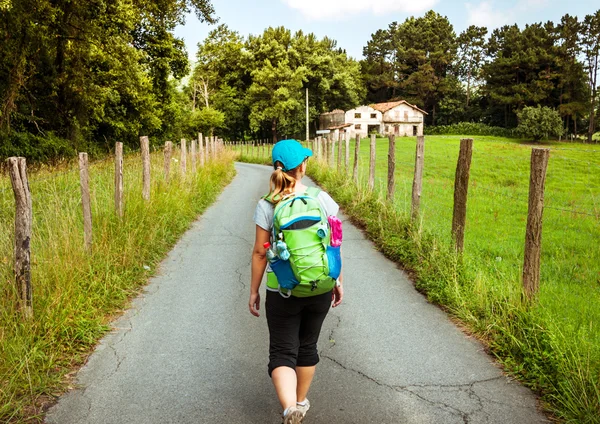 Mujer caminando Camino de Santiago — Foto de Stock