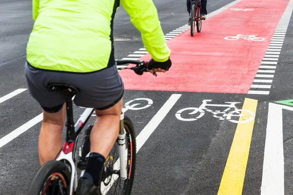 Cyklister i stad gata — Stockfoto