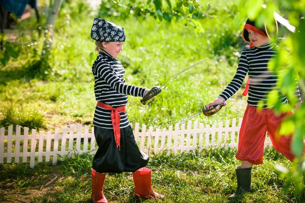 Barn leker pirater i hagen – stockfoto