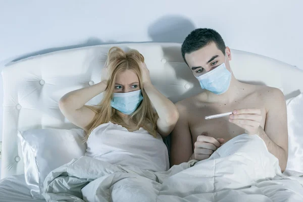 Couple in bed suffering common cold — Stock Photo, Image