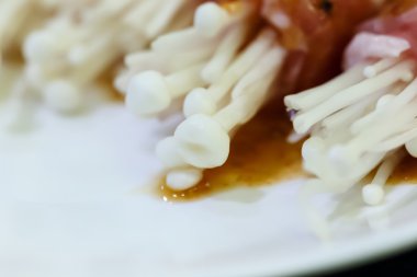 Ham pastırma iğne mantar ile sarılmış